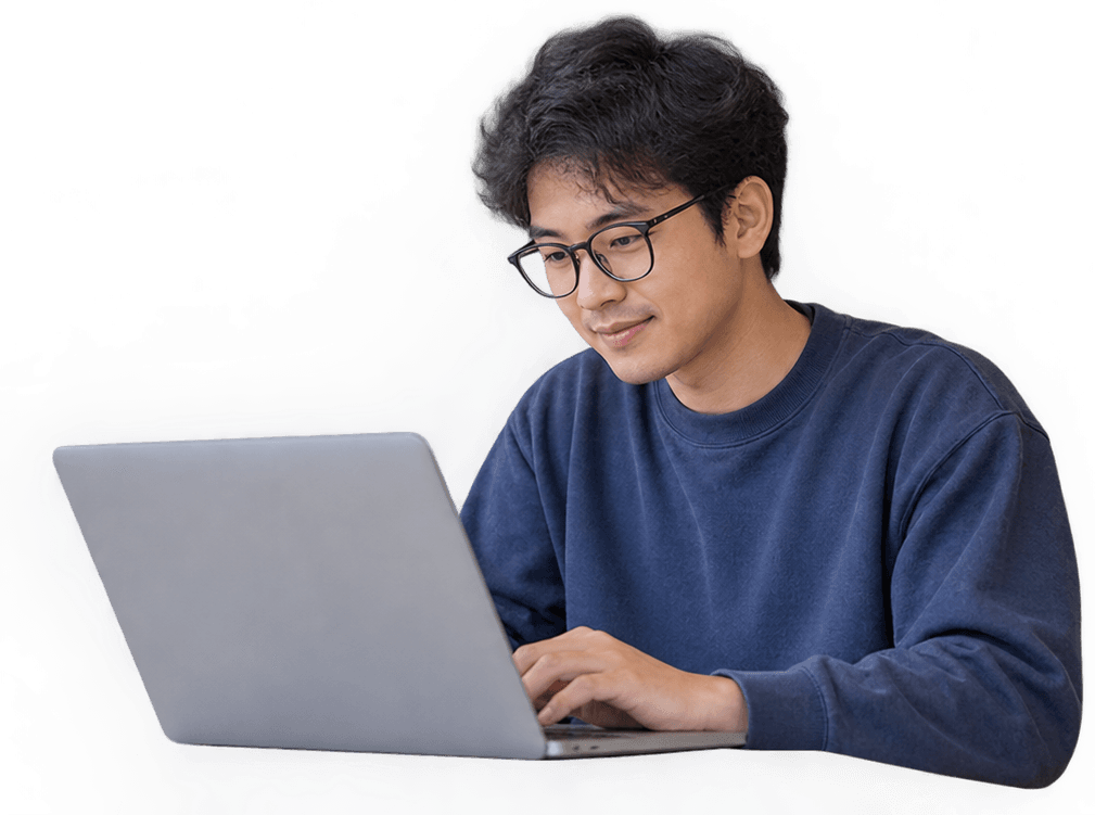 Seseorang mengerjakan websitenya sendiri di laptop
